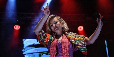 4-uluslararasi-antalya-yoruk-turkmen-festivalinde-funda-arar-coskusu.jpg