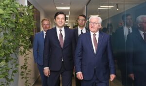 almanya-cumhurbaskani-frank-walter-steinmeier-dhl-express-turkiyenin-istanbul-havalimanindaki-operasyon-merkezini-ziyaret-etti-xKAbuxIY.jpg