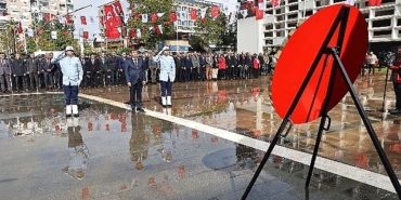 Antalya Büyükşehir’de Cumhuriyet coşkusu çelenkle taçlandı