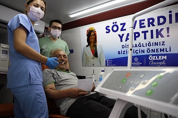baskan-cercioglu-mobil-agiz-ve-dis-sagligi-hizmetlerini-kentin-dort-bir-yaninda-vatandaslarla-bulusturmayi-surduruyor.jpg