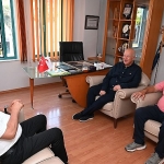 baskan-topaloglundan-yasam-hastanesine-tesekkur-plaketi.jpg