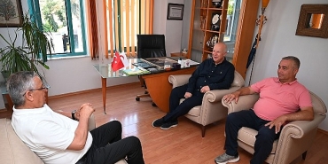 baskan-topaloglundan-yasam-hastanesine-tesekkur-plaketi.jpg