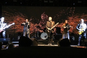 bayindir-26-uluslararasi-cicek-festivalinin-2-gununde-haluk-levent-ruzgari-esti.jpg