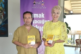 bodrumda-anlamli-bulusma-ozgur-arasin-cok-konusulan-kitabi-yeni-baskisini-titanic-luxury-collection-bodrumda-kutladi.jpg