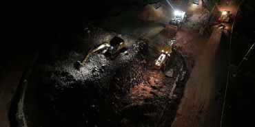 Büyükşehir ekipleri gece gündüz sahada; Başiskele’de selin izleri siliniyor