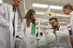 dis-hekimligi-ogrencileri-meslegi-gercek-klinik-ortaminda-ogreniyor.jpg
