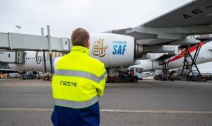 emirates-amsterdam-schiphol-havalimanindaki-ucuslari-icin-surdurulebilir-havacilik-yakiti-tedarikine-basladi-PjyIFpQ9.jpg