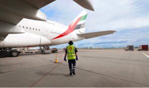 emirates-londra-heathrow-havalimaninda-saf-ile-hizmet-vermeye-basliyor-qXWlnwNG.jpg