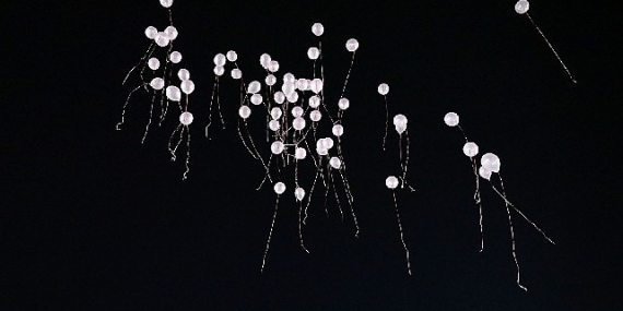 Gökyüzüne pembe balon bıraktılar