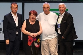 halil-ergun-ve-defne-yalniza-yasam-boyu-basari-odulu-verildi.jpg