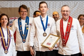 movenpick-hotel-istanbul-marmara-seanin-genc-sefi-engin-ozcan-jeunes-chefs-rotisseurs-yarismasinda-gumus-madalya-ile-odullendirildi.jpg