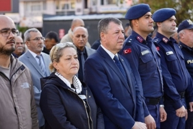 Muhtarlar Günü çelenk sunma töreni Cumhuriyet Meydanı'nda gerçekleşti