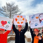 Öğrencilerden lösemili kardeşlerine koli koli mutluluk