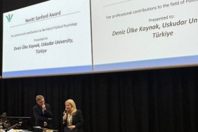 politik-psikolojinin-en-saygin-odulu-prof-dr-deniz-ulke-kaynaka-takdim-edildi.jpg