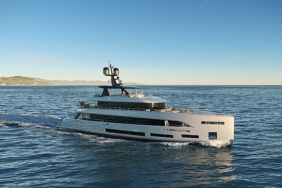 sirena-marine-yeni-super-yati-42mnin-ilk-satisini-dunya-lansmani-oncesinde-gerceklestirdi.jpg