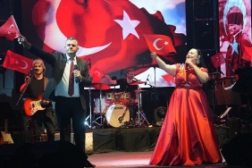 tugce-kandemir-sarayi-salladi.jpg