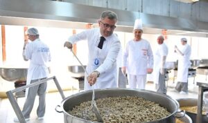 uskudarda-dev-kazanlar-ramazanda-iftar-icin-kayniyor-10-ayri-noktada-30-bin-kisiye-sicak-M7ZRuImx.jpg