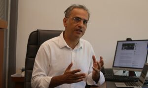 yapay-zeka-issizlik-endisesini-tetikliyor-yapay-zeka-mavi-yakalilardan-sonra-beyaz-yakalilari-tehdit-ediyor-pVNAlngp.jpg